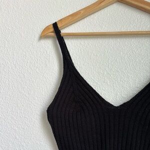 Ribbed knit black sleeveless crop top women’s V neck spaghetti strap vest